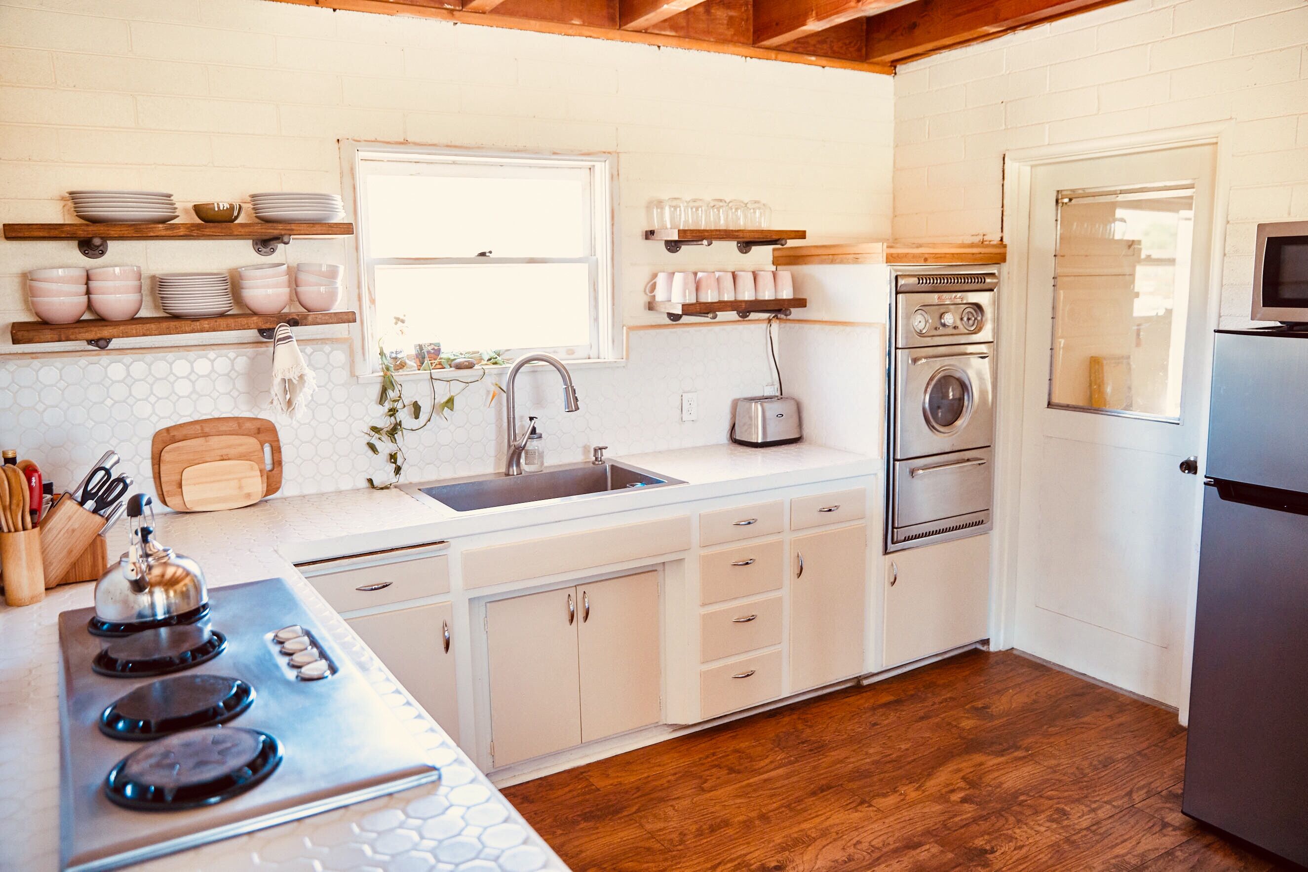 Rancho de Soñadores Mid-Century Brick Cabin w/ Hot Tub