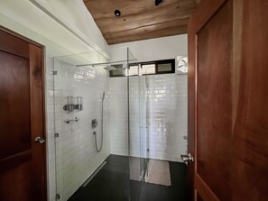 Douche, sèche-cheveux, serviettes fournies, savon