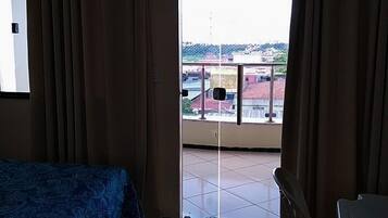 Quarto casal, sacada | Frigobar, cortinas blackout, Wi-Fi de cortesia, roupa de cama