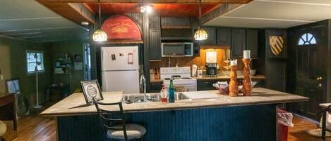 Kjøleskap, mikrobølgeovn, ovn og kokeplater