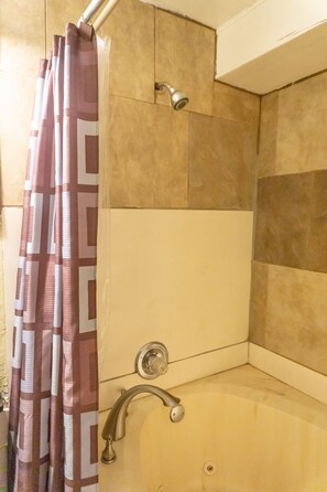 Ensemble douche/baignoire, sĂšche-cheveux, serviettes fournies, savon