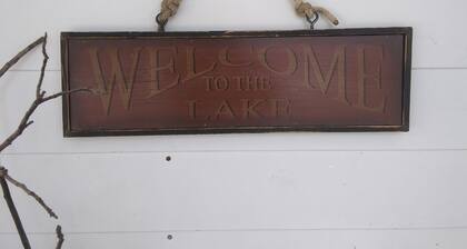 Entspannende Hütte am Horseshoe Lake mit Kingsize-Bett, nur 30 Minuten in der Innenstadt von Memphis