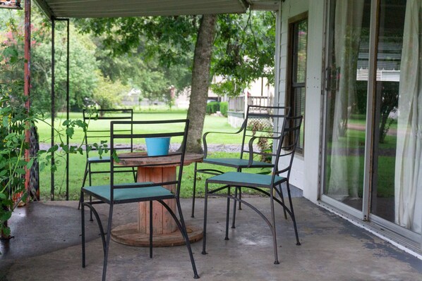 Outdoor dining - Relaxing Cabin 30 mins from Downtown Memphis with King Bed at Horseshoe Lake (Hughes)