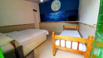 Habitación familiar, varias camas, baño privado | Wifi gratis