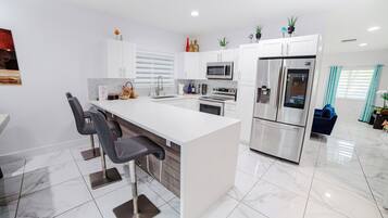 Refrigerador, microondas, horno y parrilla de estufa