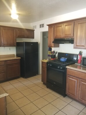 Fridge, microwave, oven, stovetop - TUCSON   DREAMS (Tucson)