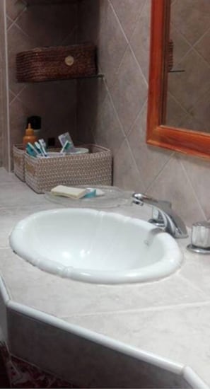 Classic-Zimmer | Badezimmer | Dusche, Hausschuhe, Handtücher