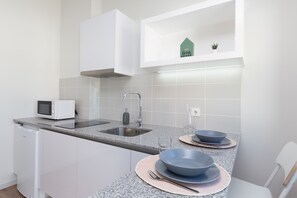 Kühlschrank, Mikrowelle, Herdplatte, Wasserkocher mit Kaffee-/Teezubehör