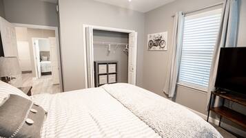 2 dormitorios, escritorio, tabla de planchar con plancha y cuna de viaje