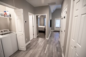 2 عدّة غرف نوم ومكتب ومكواة/لوح كي وسرير سفر