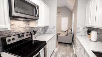 Frigorífico, microondas, horno y placa de cocina