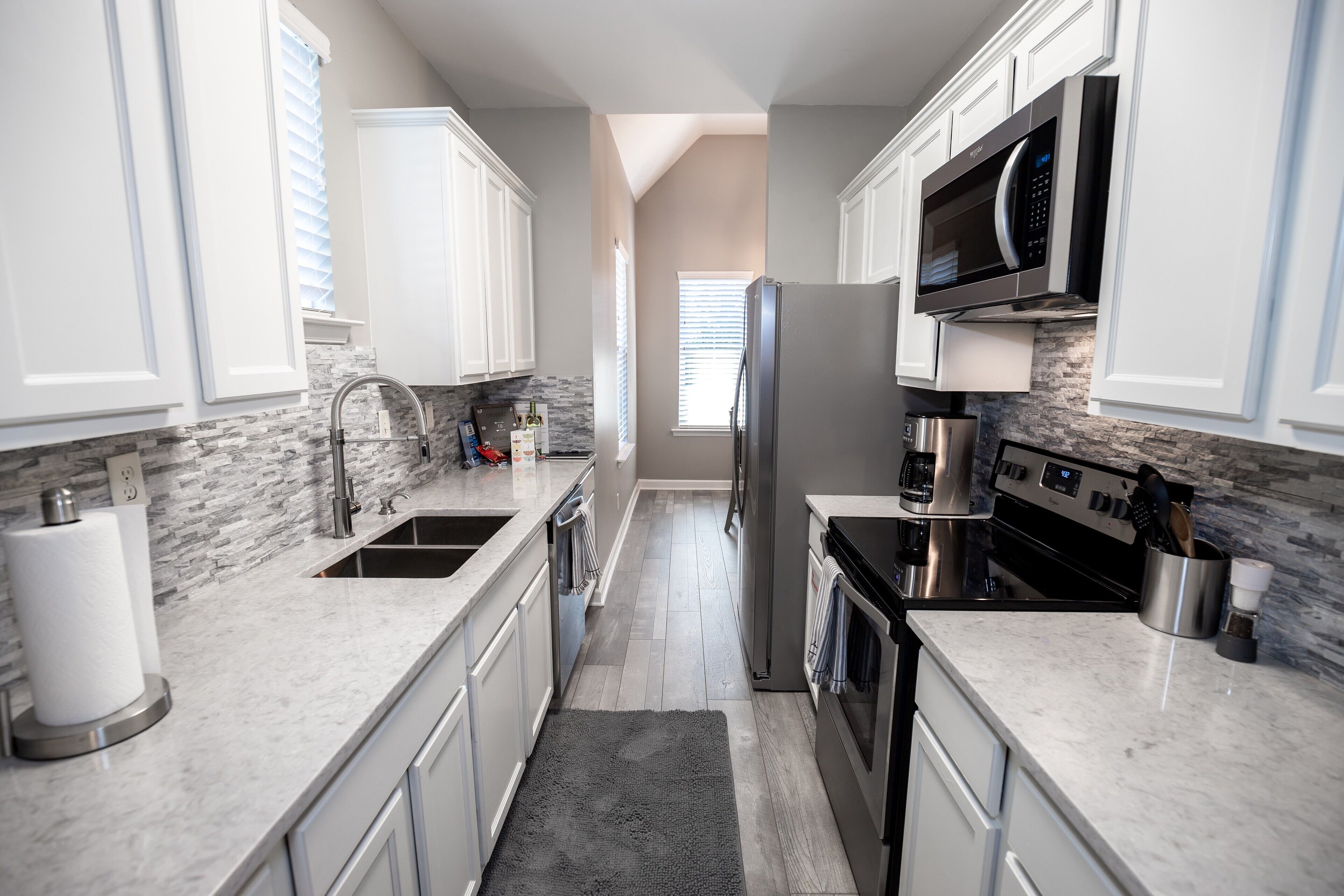 Jääkaappi, mikroaaltouuni, uuni, liesi