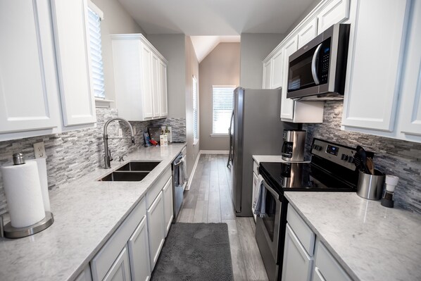 ثلاجة، ميكروويف، فرن، موقد طهي مسطح