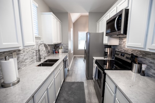 Single Story - 2 Min to St. Jude - Fenced Patio