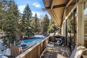 Outdoor spa tub - Aspen Alps Three Bedroom Condo near town (Aspen)