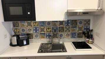 Réfrigérateur, micro-ondes, plaque de cuisson, lave-vaisselle