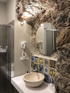 Dusche, Haartrockner, Bidet, HandtĂŒcher