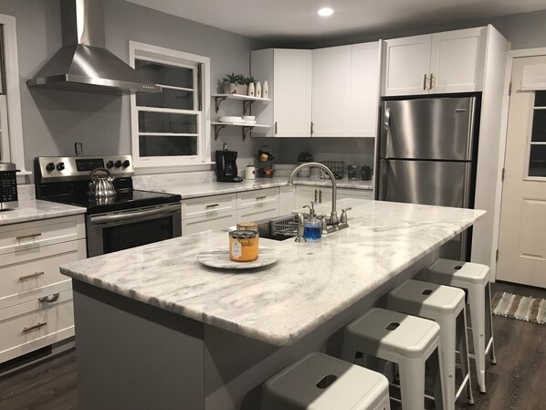 Kühlschrank, Mikrowelle, Ofen, Herdplatte