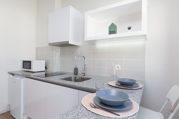 Réfrigérateur, micro-ondes, cafetière/bouilloire, bouilloire électrique