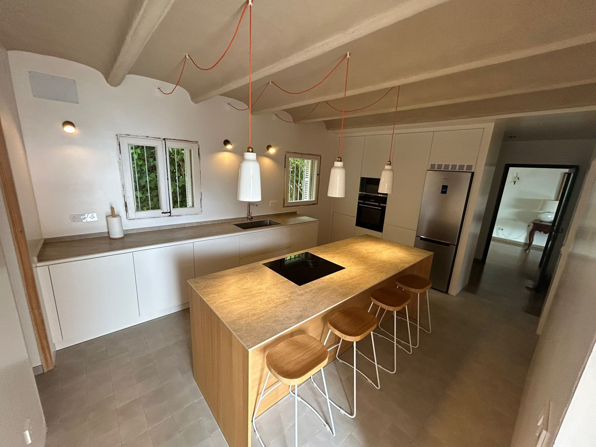 Wasserkocher mit Kaffee-/Teezubehör, Kühlschrank, Mikrowelle, Ofen