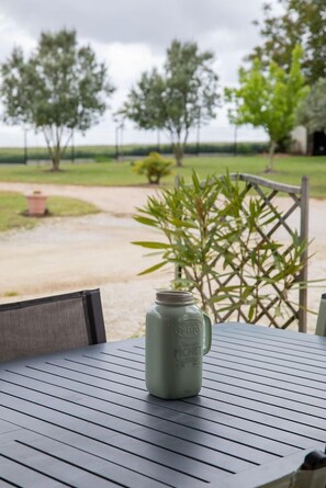 A table with a green mug and a chair. - Best Saintonge (Port-d'Envaux)