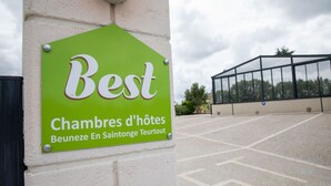 A green sign with "Best Chambres d'hôtes Beuneze En Saintonge Teurtout" indicating a hotel. - Best Saintonge (Port-d'Envaux)