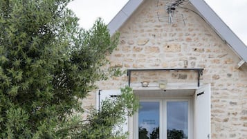 Studio (de la Terre) | Premium bedding, pillowtop beds, individually decorated