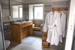 Room (de l'Eau) | Premium bedding, pillowtop beds, individually decorated