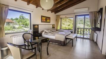 Comfort Studio Suite, Private Bathroom | Living area | 42-inch LCD TV with satellite channels, TV