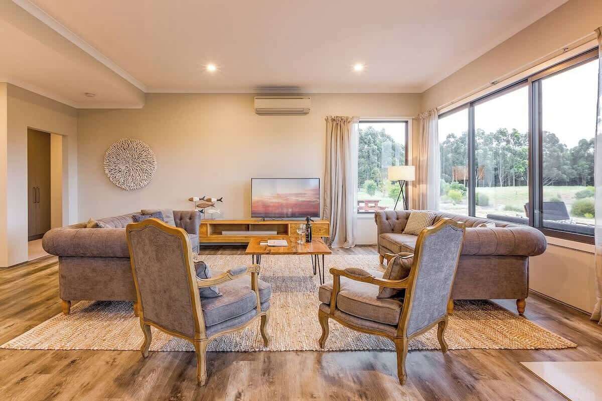 Un salon comprenant un canapé, une table basse et un téléviseur.