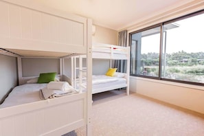 4 slaapkamers, een strijkplank/strijkijzer, wifi, beddengoed