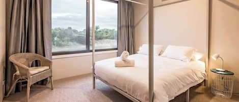 4 habitaciones, tabla de planchar con plancha, wifi y ropa de cama