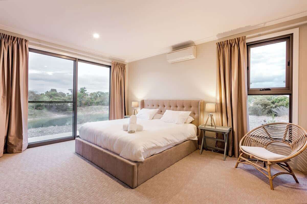 8 bedrooms, iron/ironing board, WiFi, bed sheets