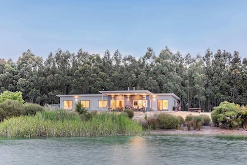 Bonnie and Piper Lakeside and Wine Country Living