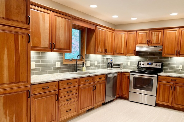 Een koelkast, een magnetron, een oven, een kookplaat