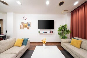 TV - en stay001Spacious facility with direct access to HigashiUmeda Station and Kyoto Station Right n - Chibayashi IN / Osaka Ōsaka (Osaka)