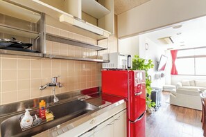 Fridge, microwave, stovetop, cookware/dishes/utensils