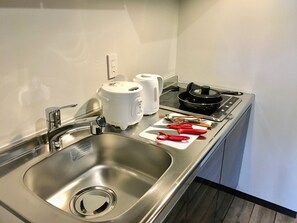 Fridge, microwave, stovetop, cookware/dishes/utensils - 203 A space where you can relax in your room - 203 / Nakagami-gun Okinawa (Nakagami-gun)