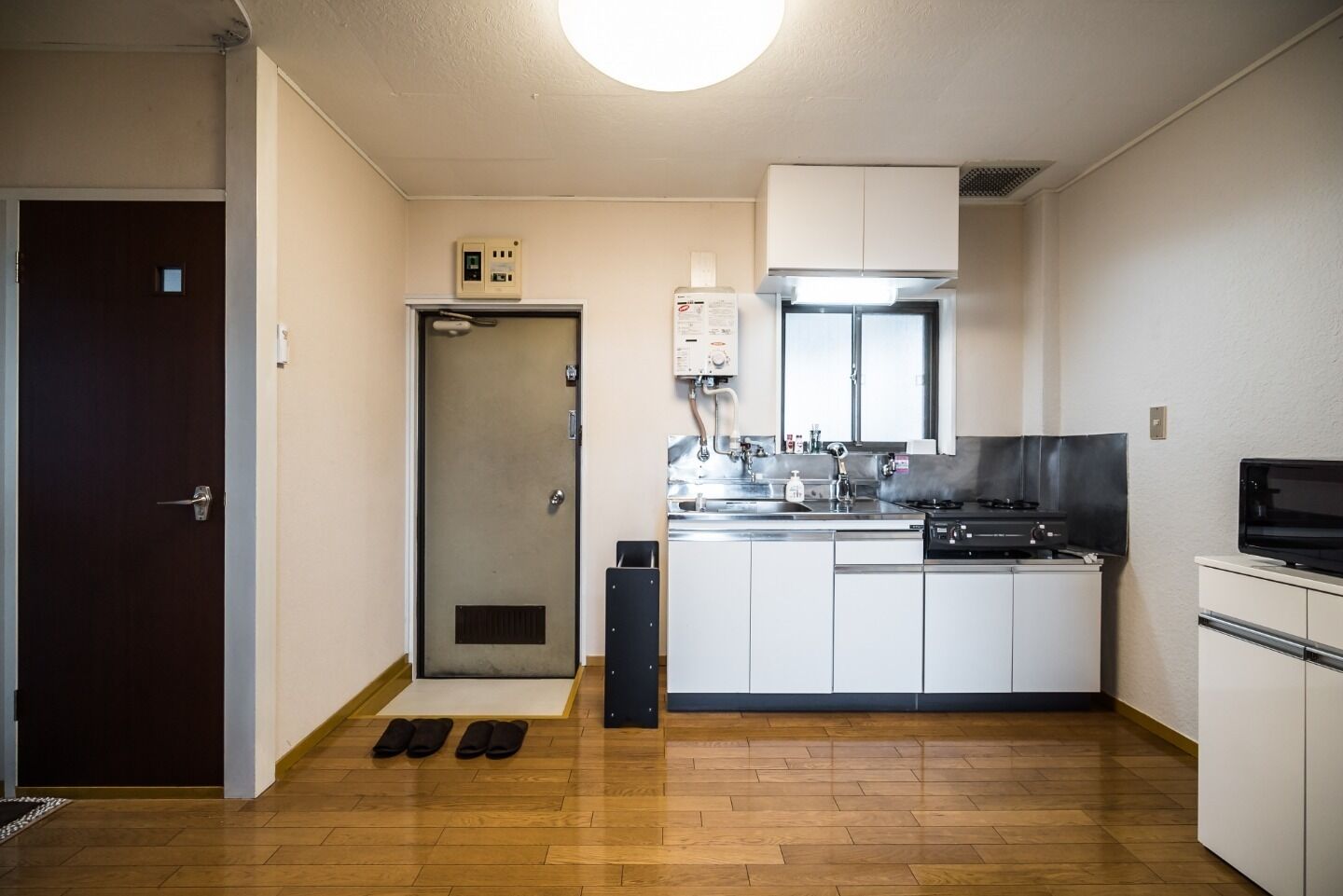 冷蔵庫、電子レンジ、コンロ、調理器具と食器