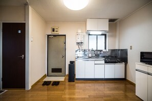 Køleskab, mikrobølgeovn, kogeplade, køkkentøj/tallerkener/redskaber