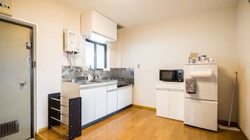 Fridge, microwave, stovetop, cookware/dishes/utensils