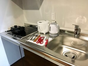 Jääkaappi, mikroaaltouuni, liesi, keittoastiat/astiat/ruokailuvälineet