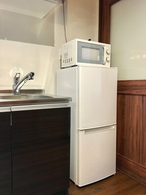 Réfrigérateur, four à micro-ondes, surface de cuisson