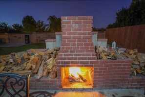 Property grounds - Adorable House with fireplace in backyard (Santa Clarita)