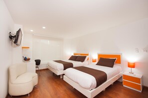Cubrecamas, minibar, caja de seguridad en la habitación y escritorio 