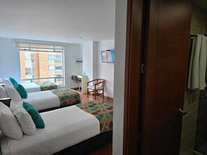 Cubrecamas, minibar, caja de seguridad en la habitación y escritorio 