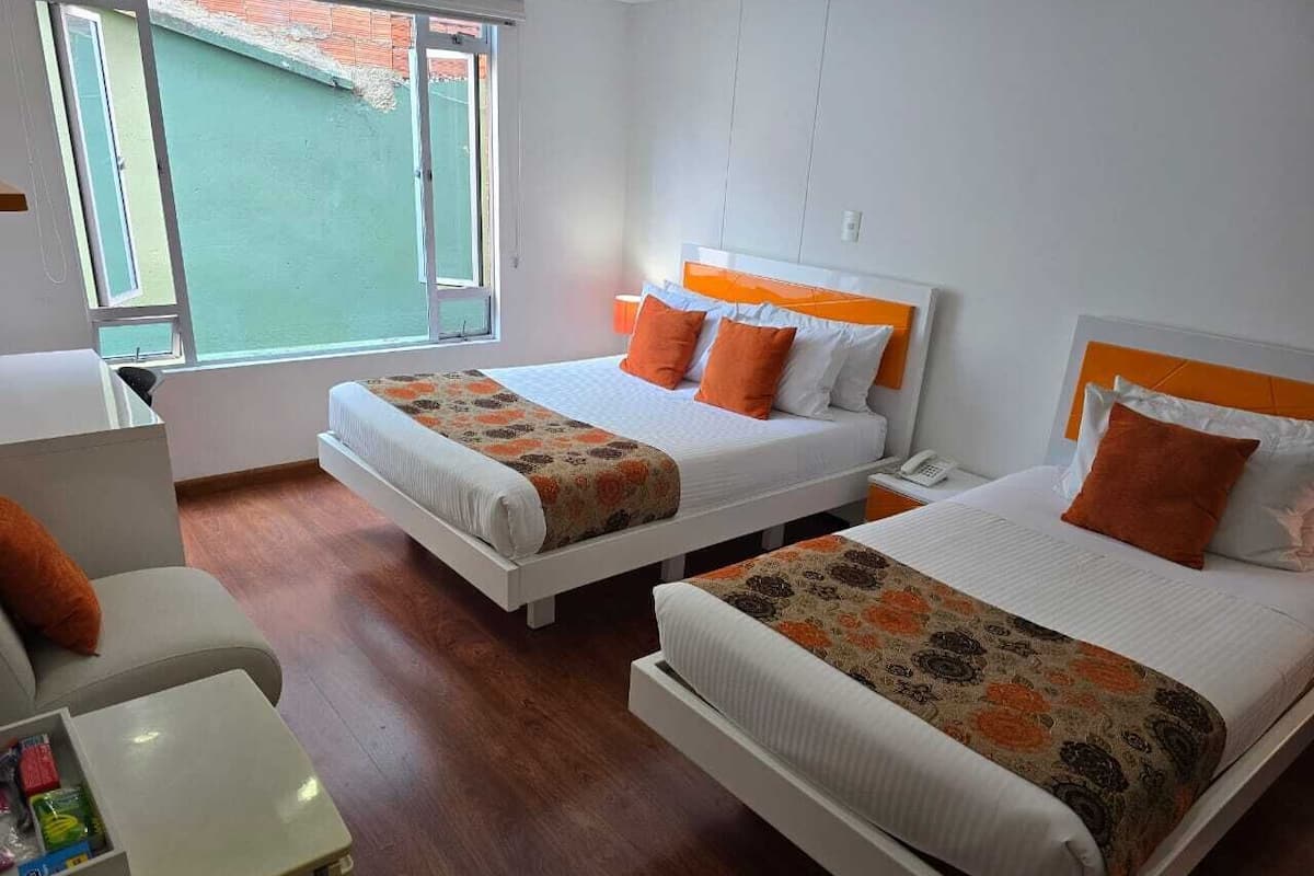 Habitación estándar, 2 camas individuales | Edredones de plumas, minibar, caja fuerte y escritorio