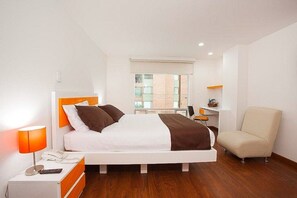 Cubrecamas, minibar, caja de seguridad en la habitación y escritorio 