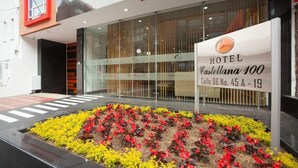 Entrada de hotel com uma placa indicando "Hotel Castellana 100, Calle 96 No. 45 A - 19".