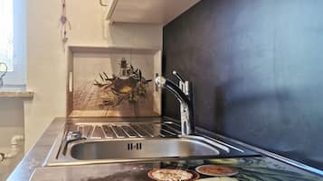 Kühlschrank, Mikrowelle, Herdplatte, Geschirrspüler